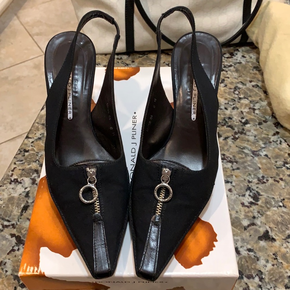 Donald J Pliner Michi slingback. Lovely awesome condition size 8....3 inch heel